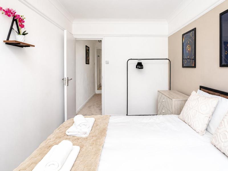 Open Mind Property - Hot Tub 4 Bedrooms & Free Parking - image 7