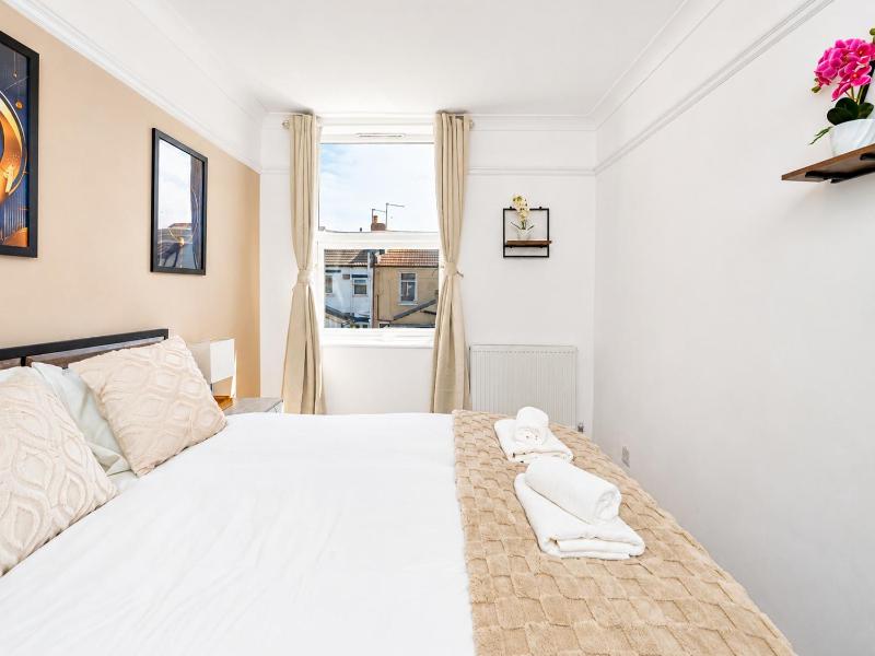 Open Mind Property - Hot Tub 4 Bedrooms & Free Parking - image 35