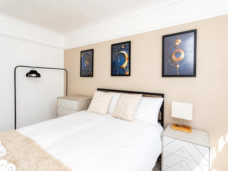 Open Mind Property - Hot Tub 4 Bedrooms & Free Parking - image 16