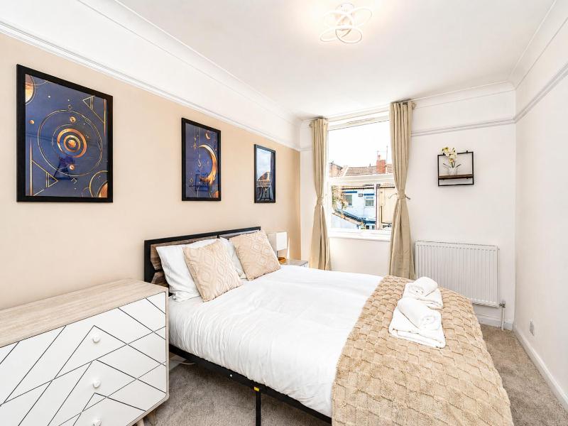 Open Mind Property - Hot Tub 4 Bedrooms & Free Parking - image 42