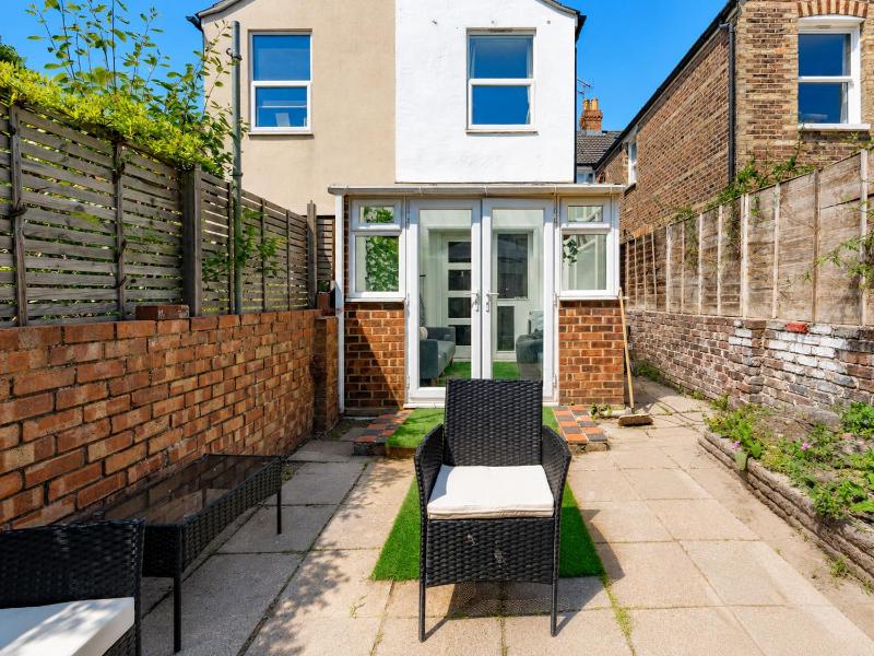 Open Mind Property - Hot Tub 4 Bedrooms & Free Parking - image 2