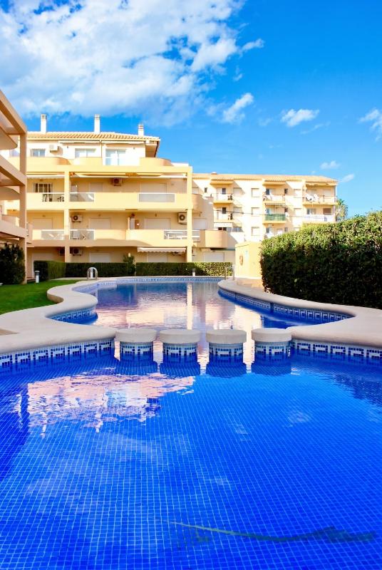 Cozy apartment in Dénia 40 m² with shared pool - image 5