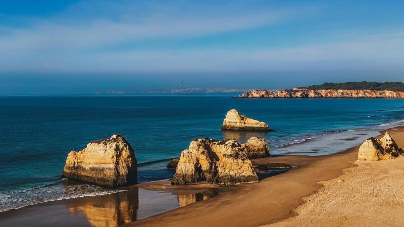 Elegant Villa in Albufeira with Private Pool. - image 5