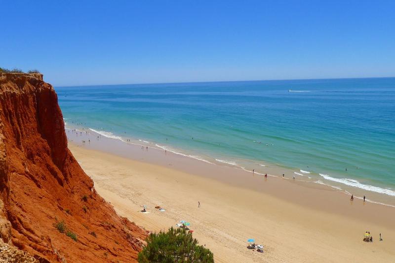 Elegant Villa in Albufeira with Private Pool. - image 10