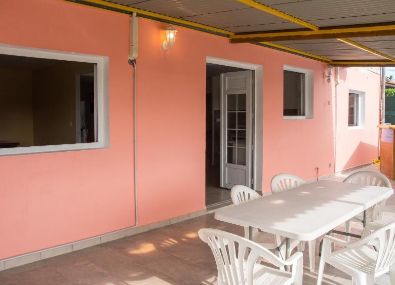 Appartement moderne à Rivière-Pilote avec piscine privée - image 2