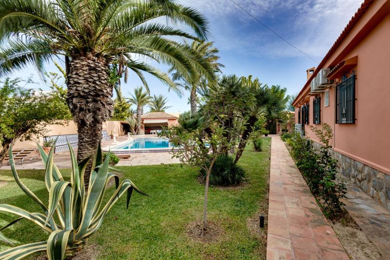 Charming Villa in Torrevieja with Private Pool - image 14