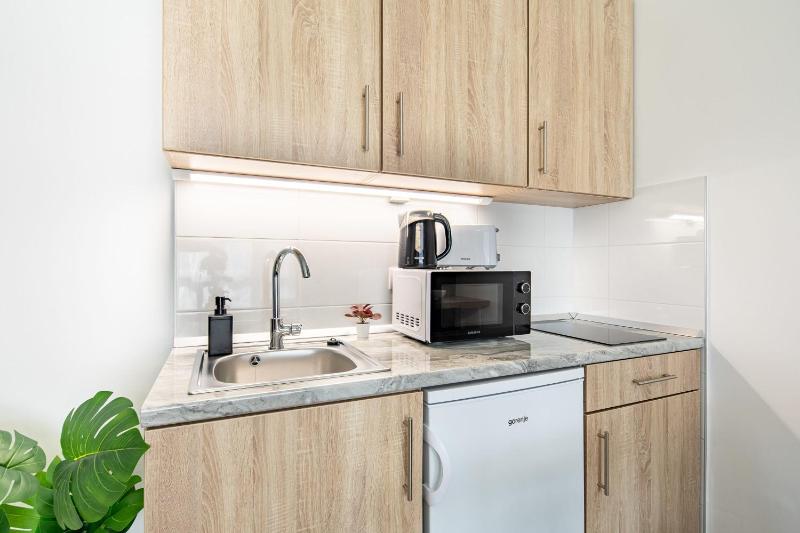 Central - Stylish New Studio with AC - image 15