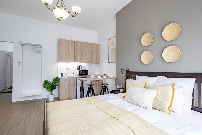 Central - Stylish New Studio with AC - image 7