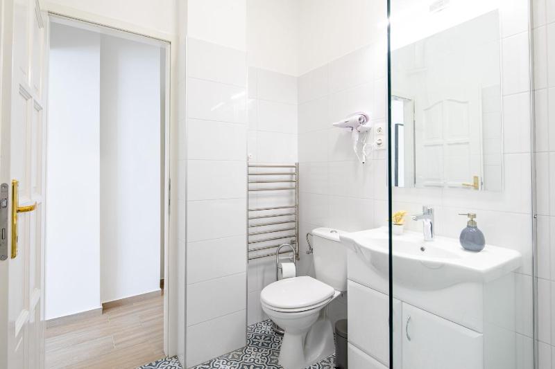 Central - Stylish New Studio with AC - image 14