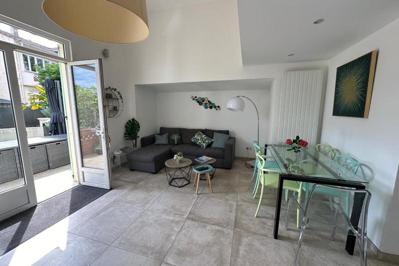 Pretty harbour house with garden - image 11