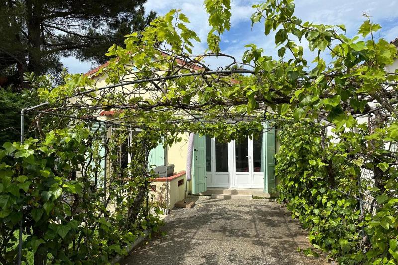 Pretty harbour house with garden - image 14