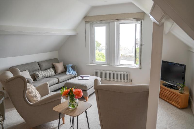 Ocean Waves Apartment - image 9