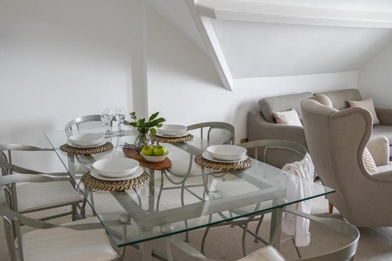 Ocean Waves Apartment - image 10