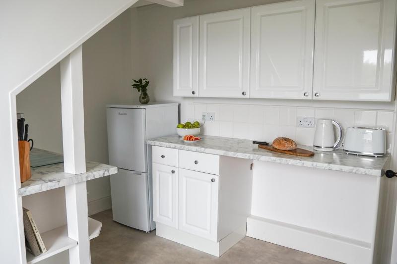 Ocean Waves Apartment - image 8