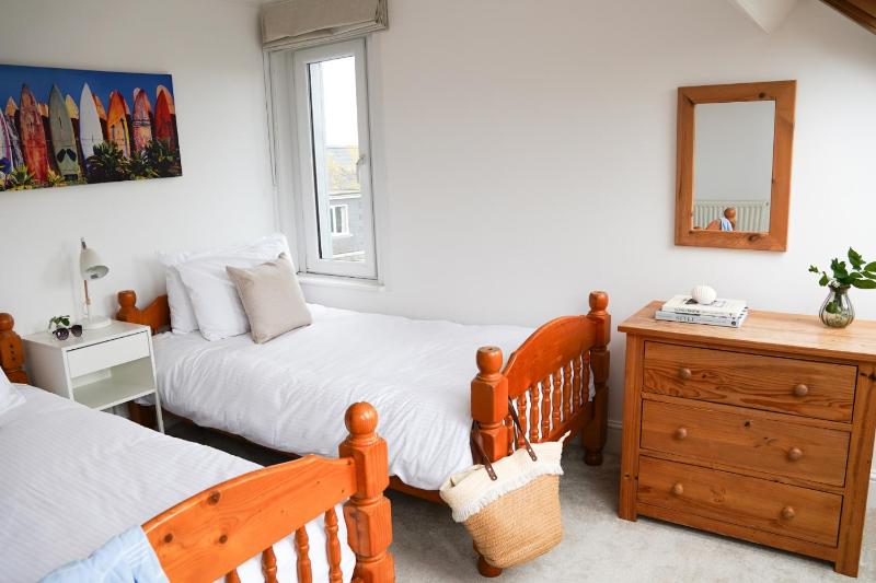 Ocean Waves Apartment - image 12