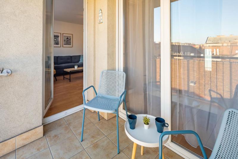 Very Central - Balcony - Sunny - image 9