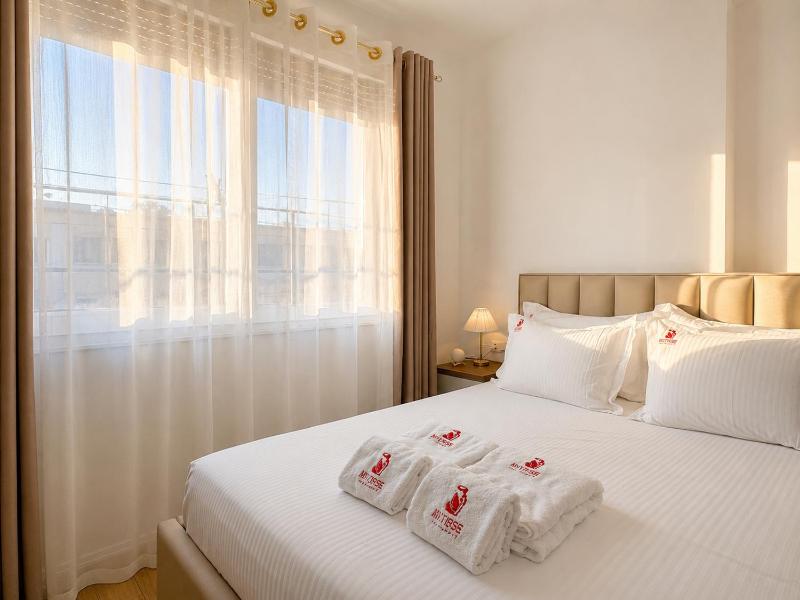 Matisse No7 - One Bedroom Apartment With Balcony - image 7