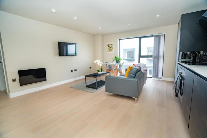 Spacious 1 Bed Flat Solihull & Central Birmingham - image 9