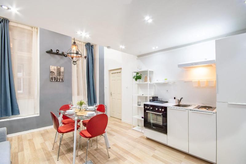 Central - Cozy - Easy Stay - image 13