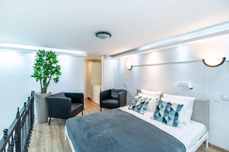Central - Cozy - Easy Stay - image 10