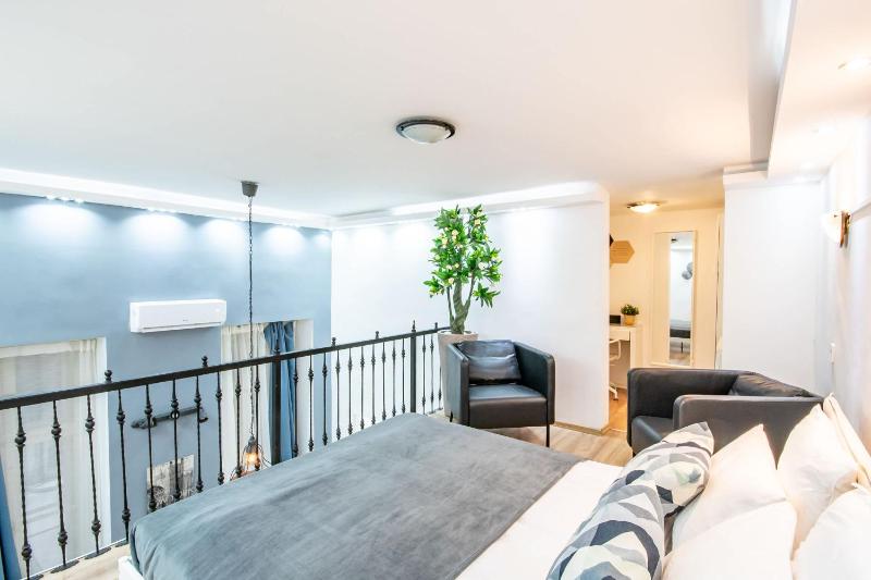 Central - Cozy - Easy Stay - image 8