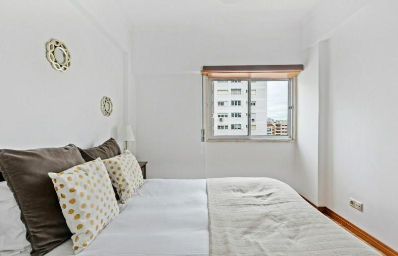 Spacious 3 Bedroom Apartment in Lisbon - image 11