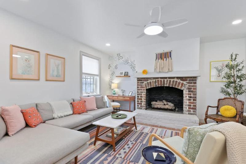 Chic Historic District Retreat Walk to Forsyth & River Street - image 44