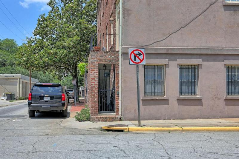 Chic Historic District Retreat Walk to Forsyth & River Street - image 15