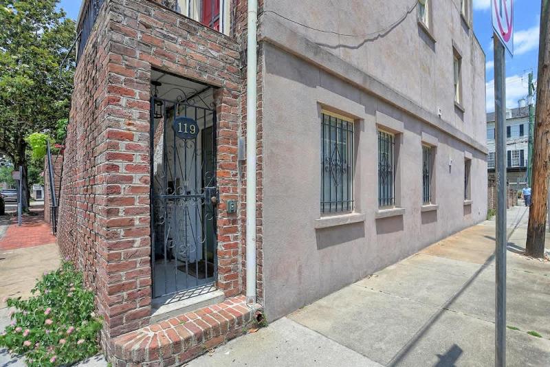 Chic Historic District Retreat Walk to Forsyth & River Street - image 32