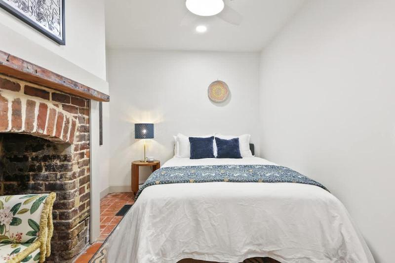 Chic Historic District Retreat Walk to Forsyth & River Street - image 6