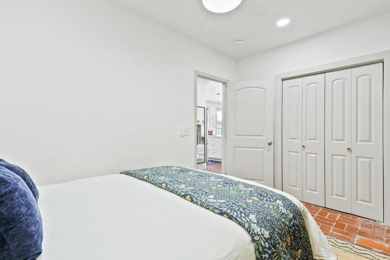 Chic Historic District Retreat Walk to Forsyth & River Street - image 20