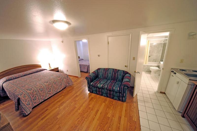 Family Room image 3