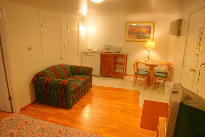 Family Room image 2