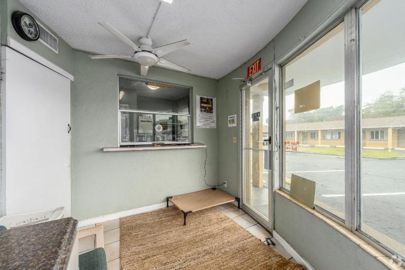 Lumina Motel - image 14