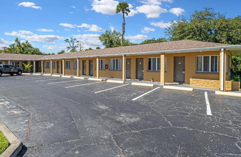 Lumina Motel - image 12