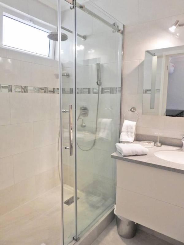 Modern 1 Bed Condo with Pool in Holetown - image 3