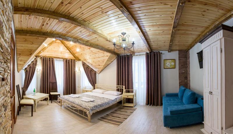 Deluxe Triple Room with Balcony image 2