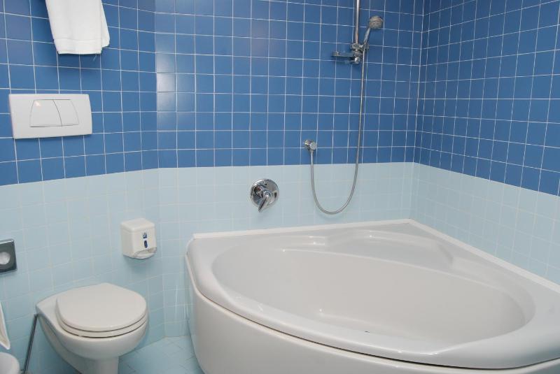 Standard Triple Room with Queen Bed and Single Bed image 4