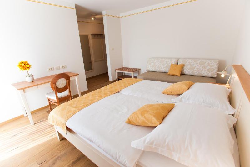 Superior Double Room with Balcony image 3
