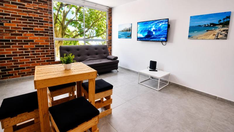 Cold AC fast Wifi best Laureles location and rates - image 4