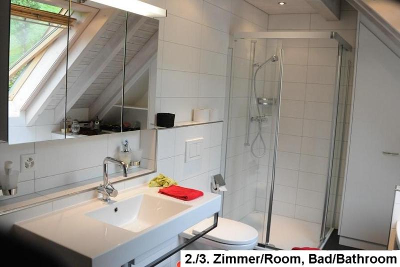Queen Room with Shared Bathroom image 3