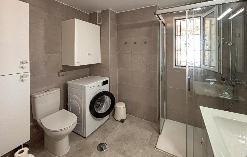 Gorgeous Apartment In Calahonda - image 17
