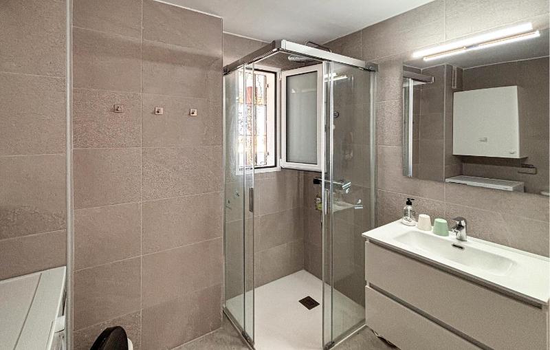 Gorgeous Apartment In Calahonda - image 13