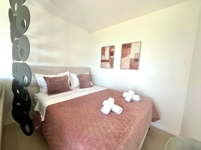Grand Vista studio apartment - image 5