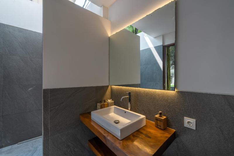 The Jendela House - Luxury 5BR Canggu Villa with Sauna Jacuzzi and Rooftop - image 33