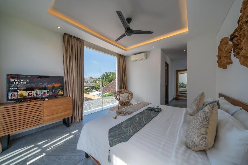 The Jendela House - Luxury 5BR Canggu Villa with Sauna Jacuzzi and Rooftop - image 14