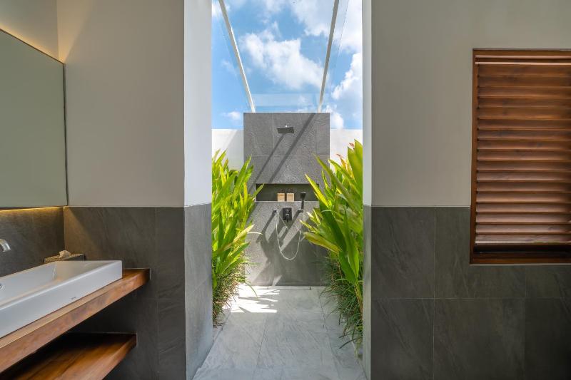 The Jendela House - Luxury 5BR Canggu Villa with Sauna Jacuzzi and Rooftop - image 42