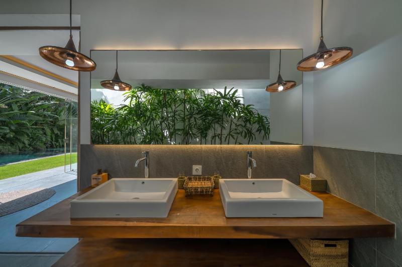 The Jendela House - Luxury 5BR Canggu Villa with Sauna Jacuzzi and Rooftop - image 24