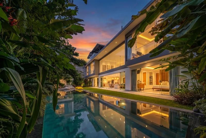 The Jendela House - Luxury 5BR Canggu Villa with Sauna Jacuzzi and Rooftop - image 1