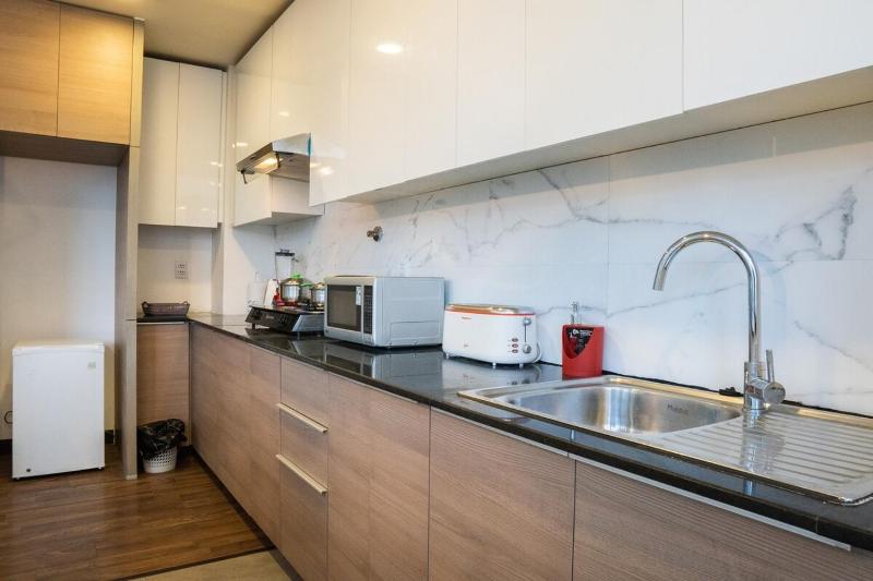 Stylish Modern Apt in LP City - image 11